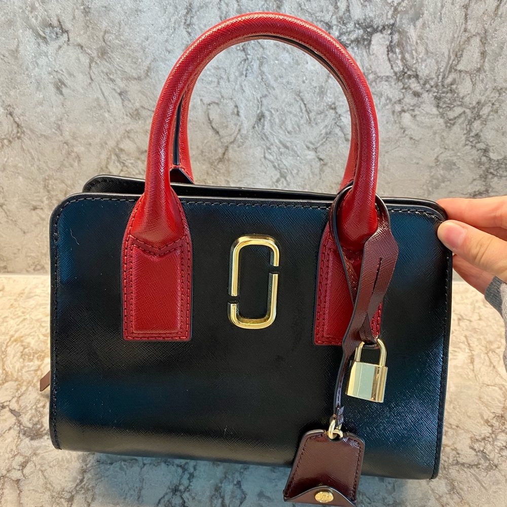 Marc Jacobs cross body bag in mint condition. Hot, sexy, boss b*tch vibes.